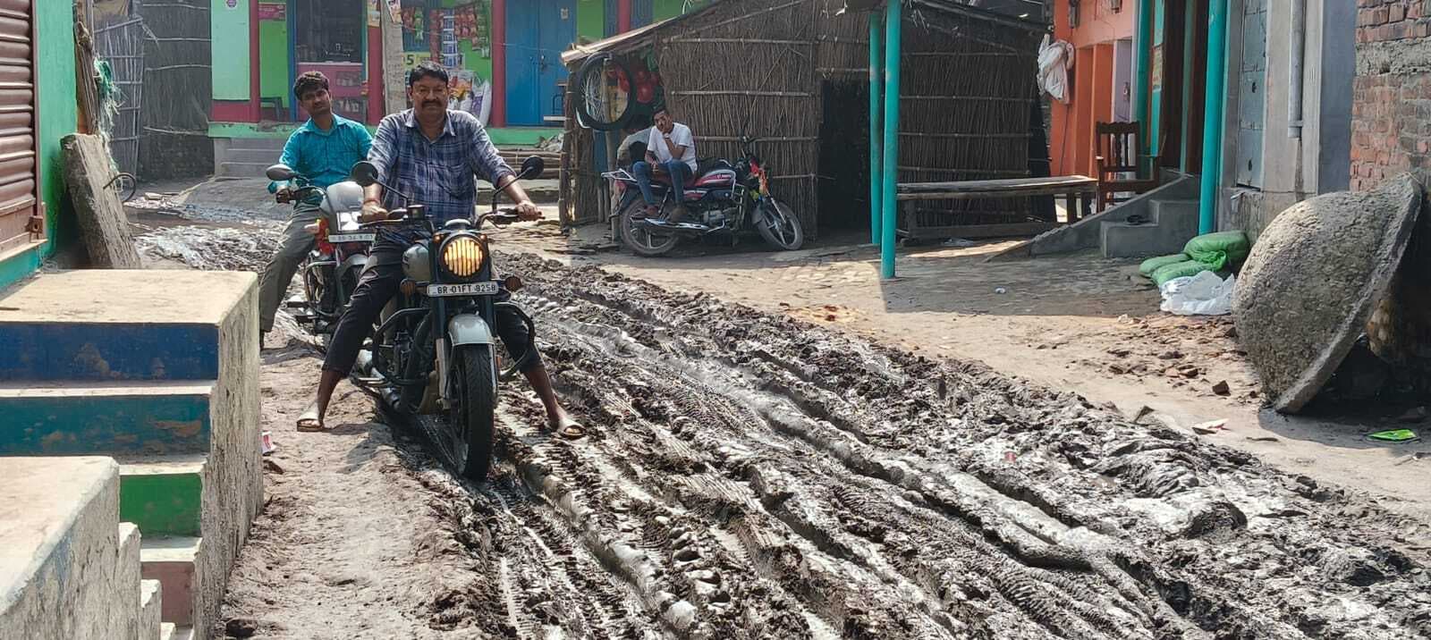 जर्जर सड़क से आवागमन में हो रही परेशानी