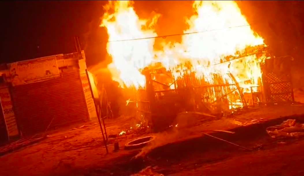 hajipur news. दुकान में शॉर्ट सर्किट से लगी आग, घर में रखा गैस सिलिंडर ब्लास्ट