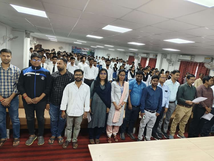 ‘वंदे मातरम’ की 150वीं वर्षगांठ पर छात्र-छात्राओं ने लिया देश सेवा का संकल्प