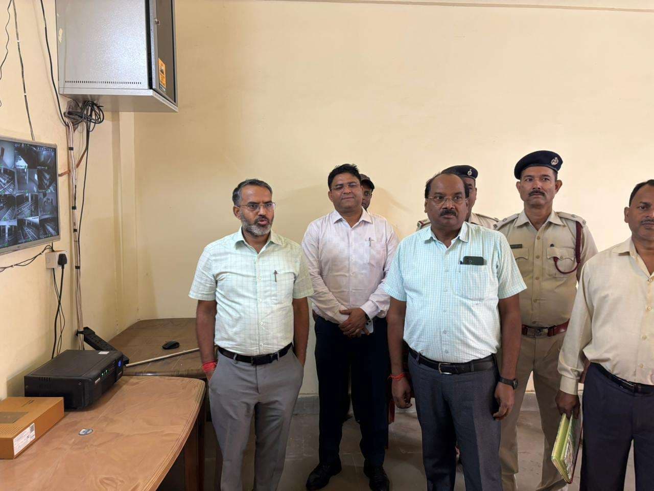 Giridih News :जिला निर्वाचन पदाधिकारी ने किया इवीएम-वीवीपैट वेयरहाउस का निरीक्षण