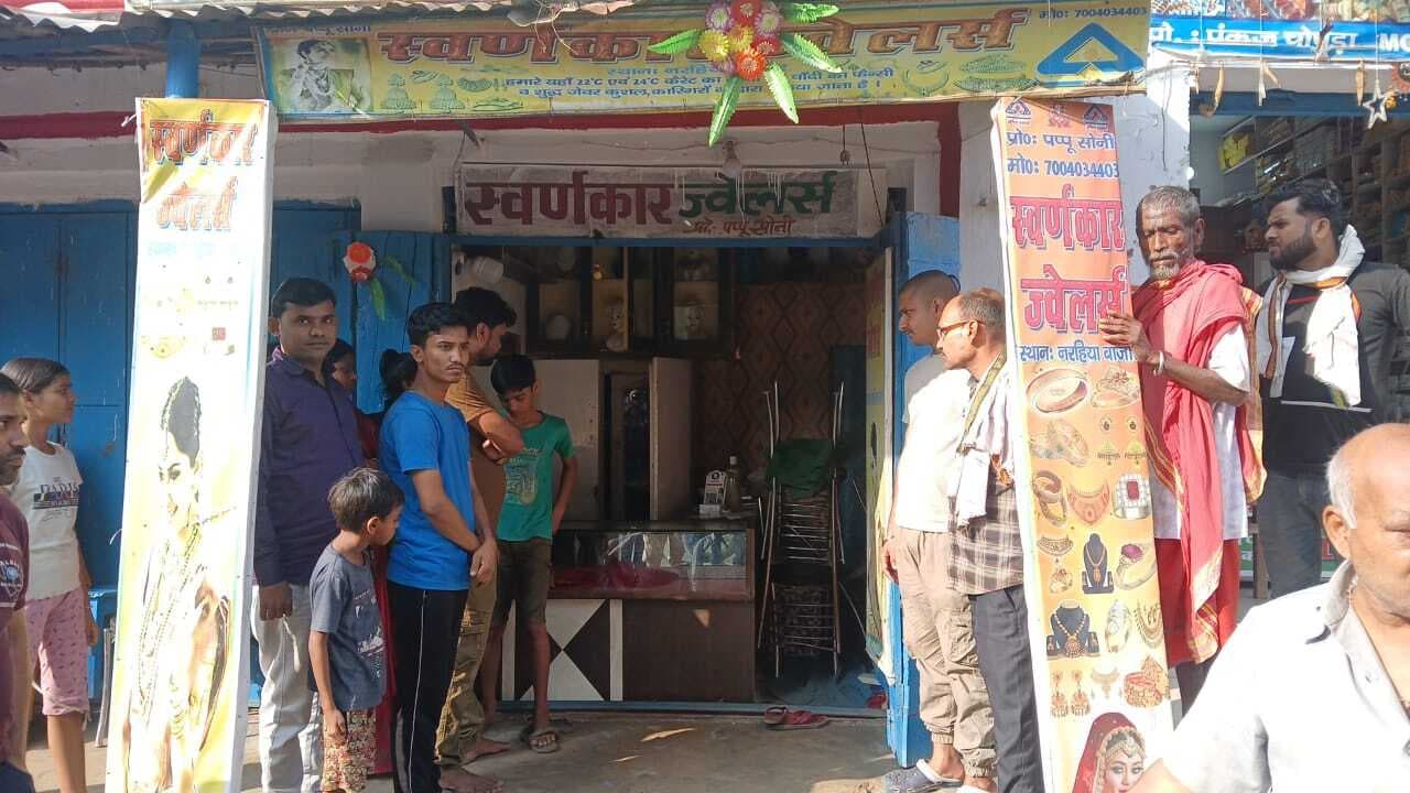 Madhubani News : नरहिया बाजार में सोना – चांदी की दुकान से लाखों के जेवर चोरी
