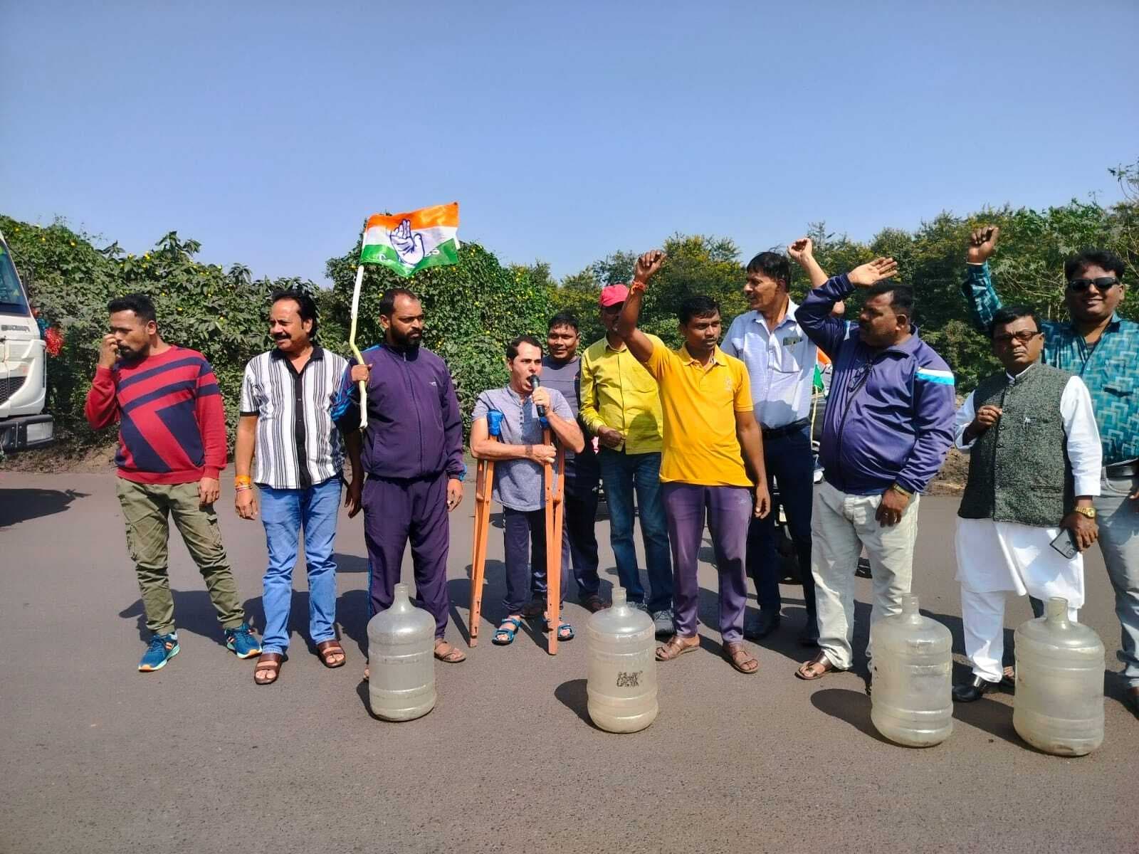 Bokaro News : पेयजल समस्या को लेकर लोगों ने किया रोड जाम