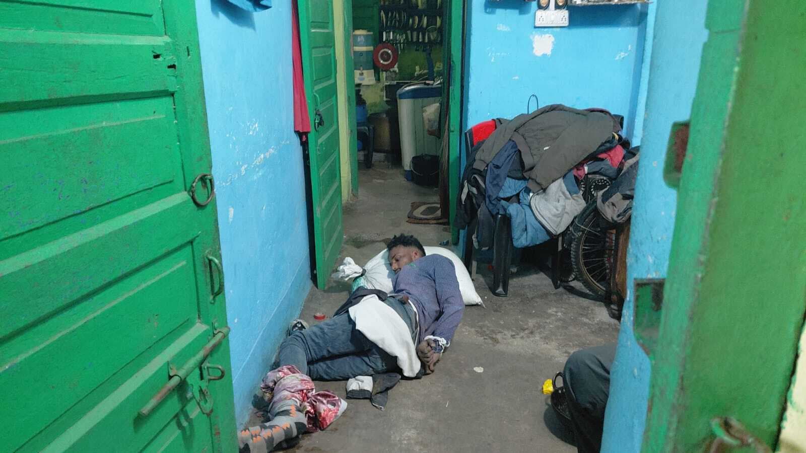 Bokaro News : चोरी के लिए घर में घुसे युवक को लोगों ने पकड़ा, रात भर बांध कर रखा