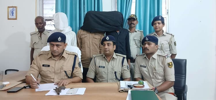 Madhubani News : पुलिस ने तीन युवकों को कट्टा के साथ पकड़