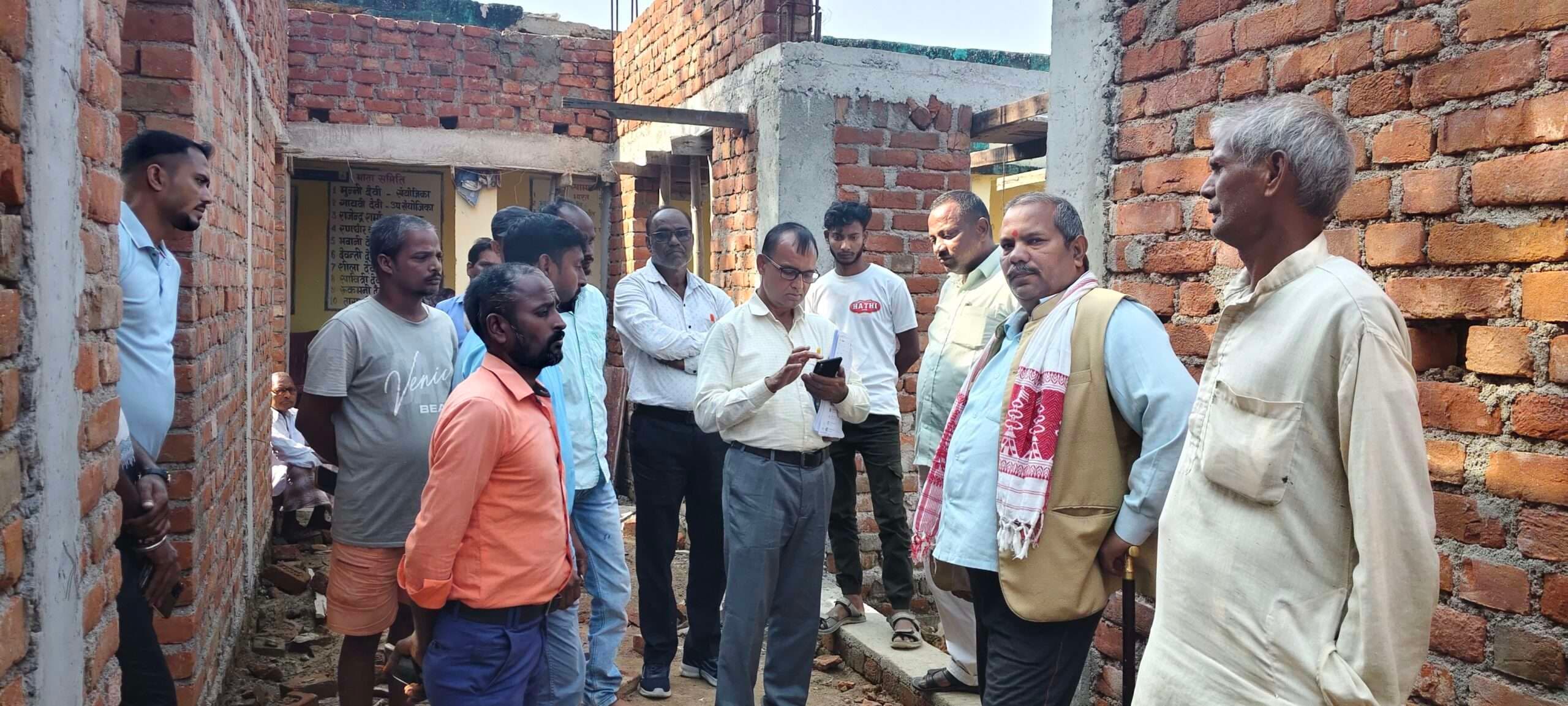 Giridih News :ग्रामीणों की शिकायत पर विद्यालय की हुई जांच