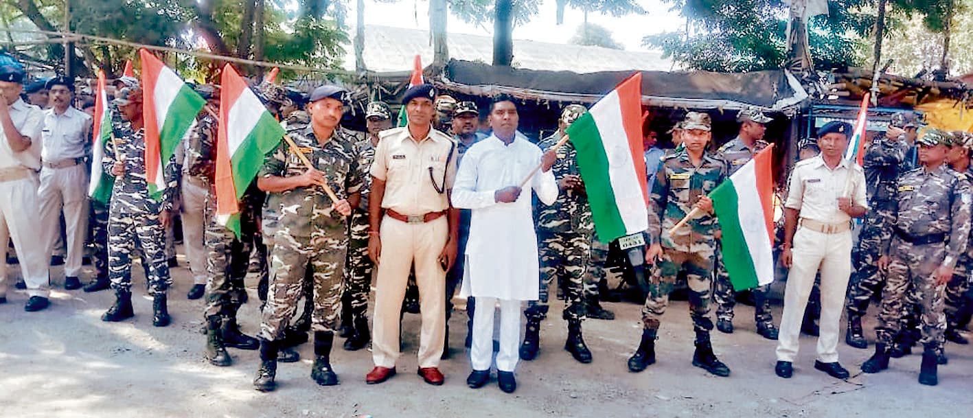 Chaibasa News : पुलिस परिवार ने राष्ट्रीय गीत की 150वीं वर्षगांठ मनायी