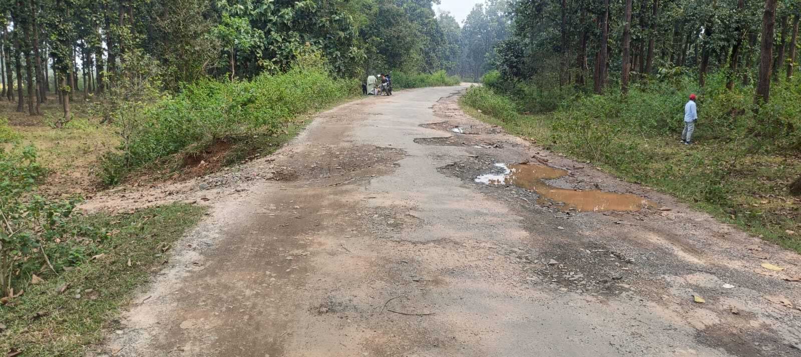 Giridih News :दो प्रखंडों को जोड़ने वाली अटका-मुंडरो वाया परसिया सड़क जर्जर