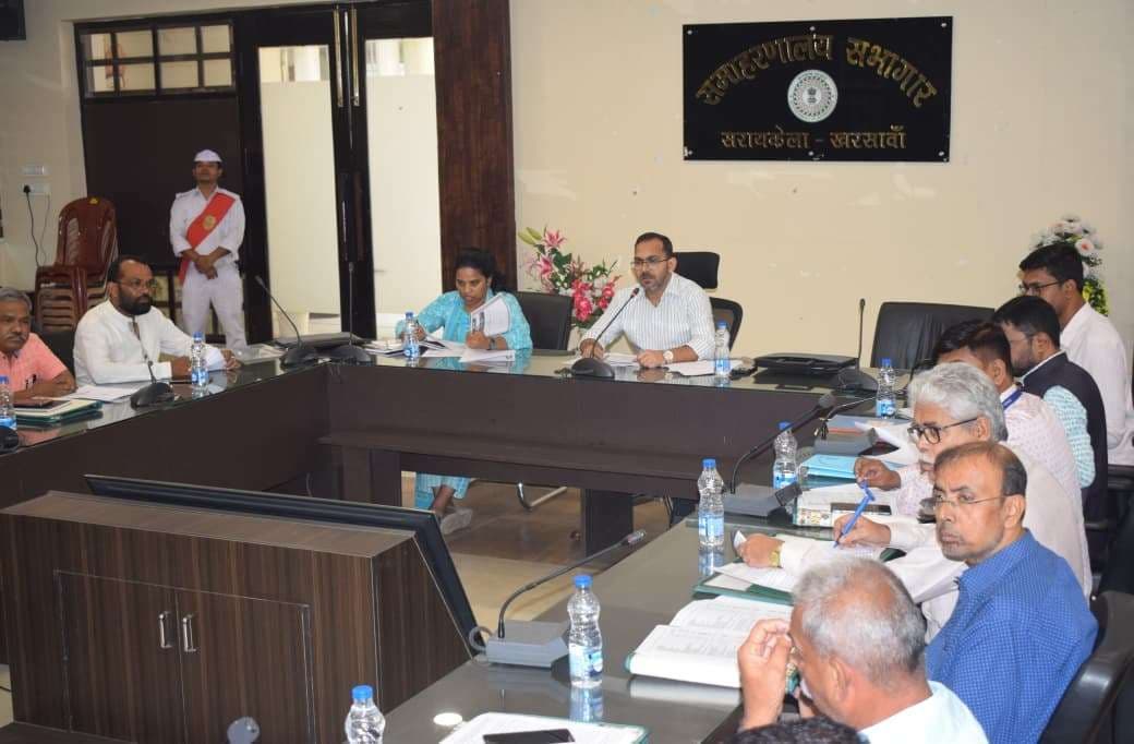 Seraikela Kharsawan News : कार्यशैली में सुधार लाएं शाखा प्रबंधक किसानों के आवेदन को निरस्त न करें : डीसी