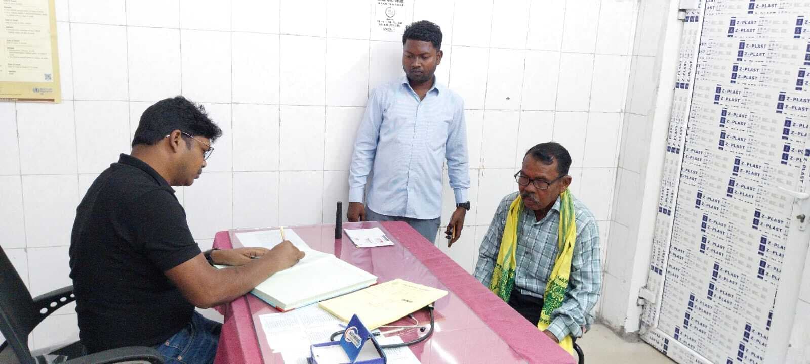 Seraikela Kharsawan News : सर्दी की दस्तक संग बढ़ीं बीमारियां ओपीडी में रोजाना 200 तक मरीज