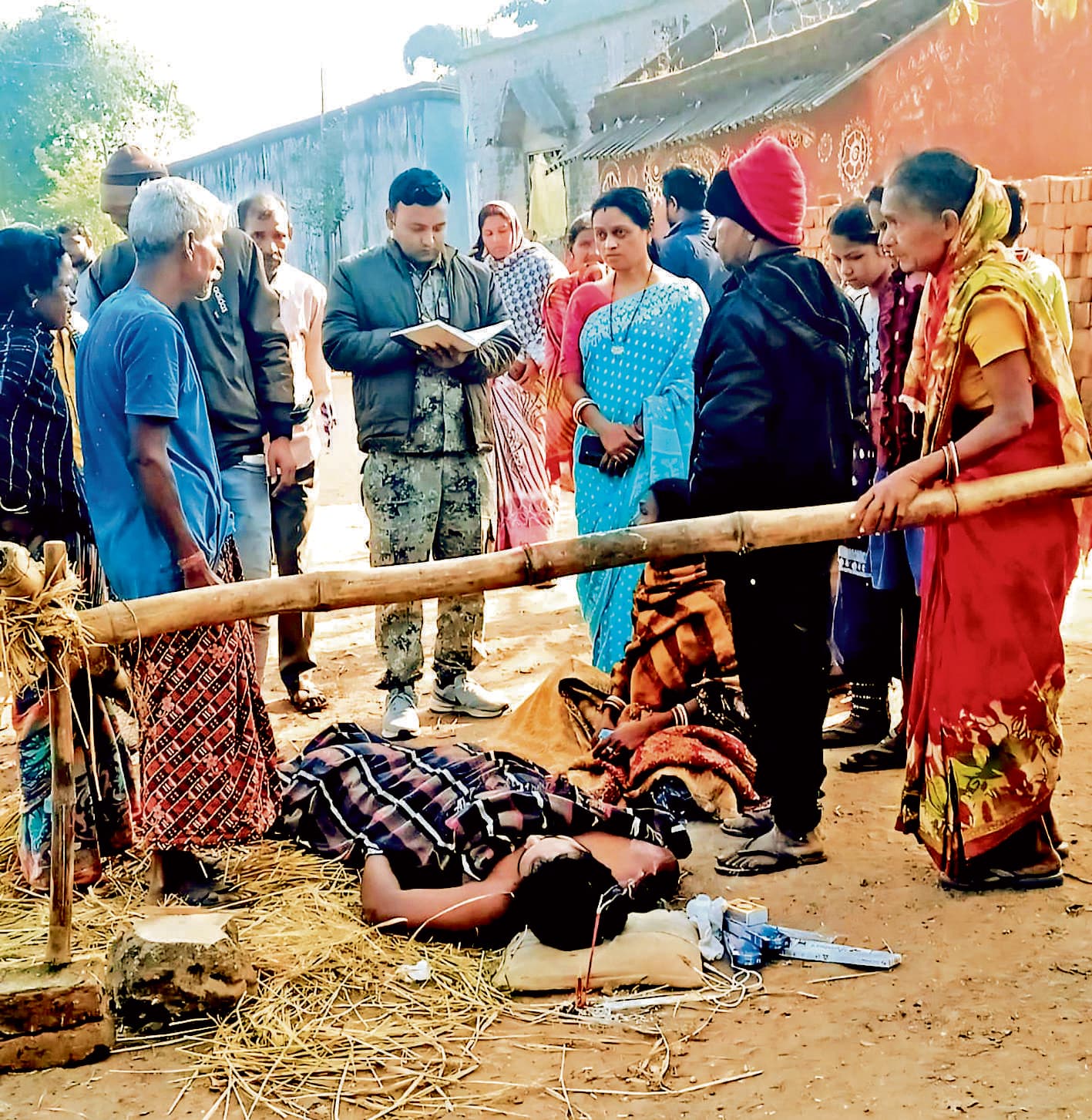 Chaibasa News : बालू लदे ट्रैक्टर से युवक की मौत, 12 घंटे सड़क जाम