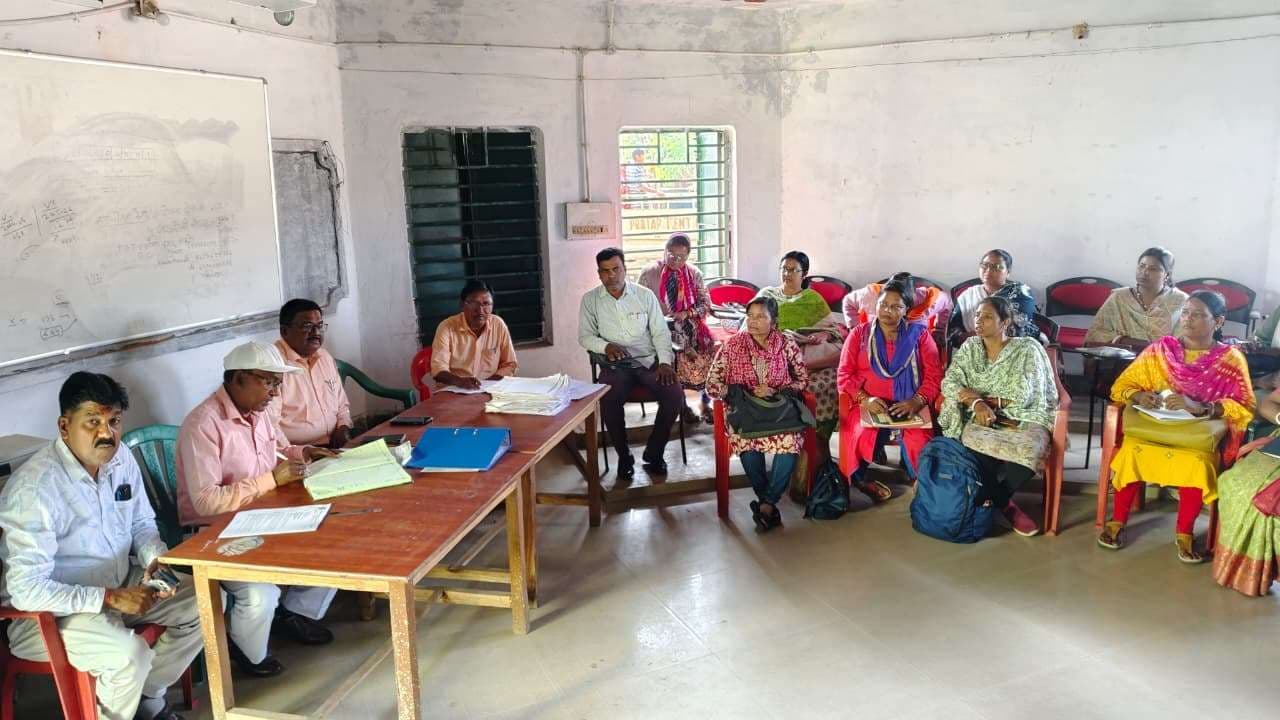 Seraikela Kharsawan News : मिड डे मील का संचालन ससमय और सही तरीके से करें : बीइइओ