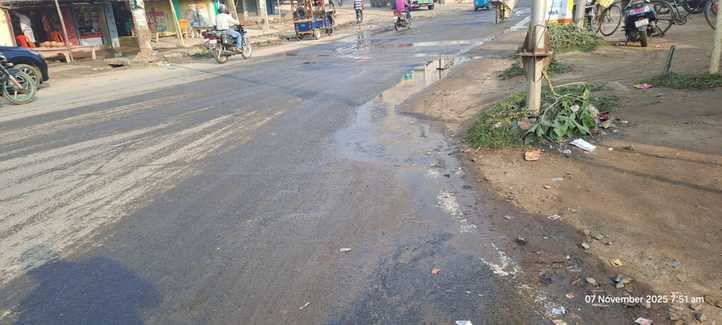 सरकंडा चौक पर विभागीय लापरवाही से सड़कों पर बह रहा शुद्ध पानी