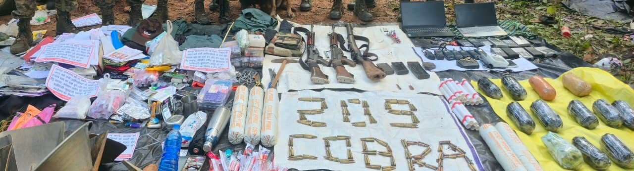 Chaibasa News : सारंडा में सुरक्षाबलों की नक्सलियों से मुठभेड़, हथियारों का जखीरा बरामद