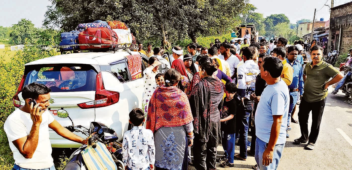 East Singhbhum News : कार के धक्के से बाइक सवार दो युवक घायल