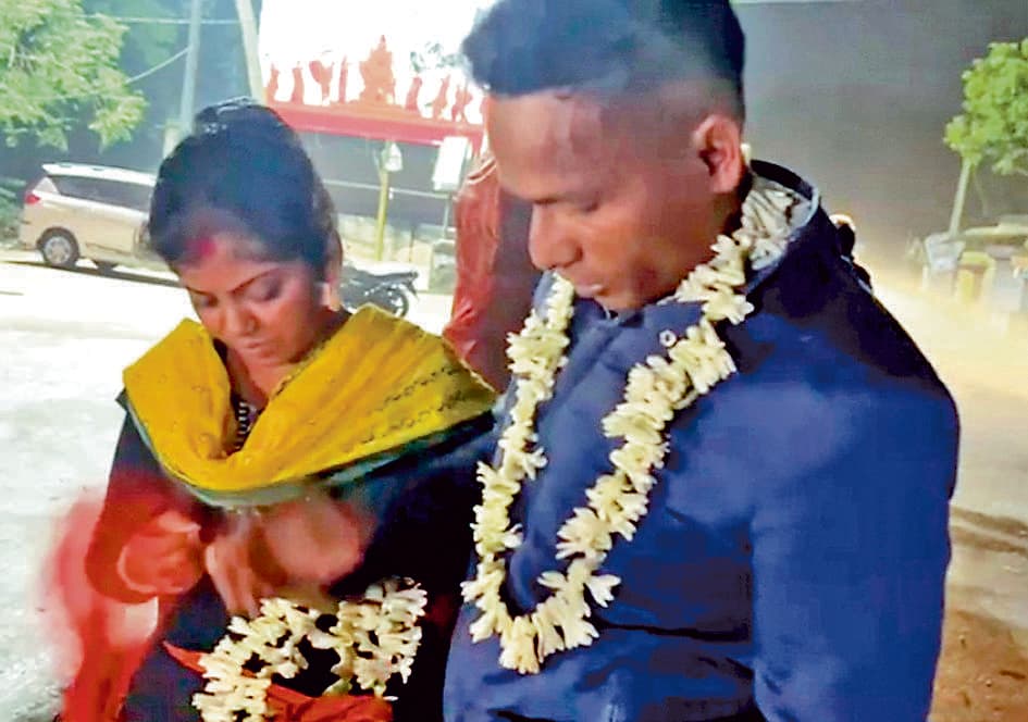 टूटे दिल से पति ने करायी प्रेमी के साथ पत्नी की शादी