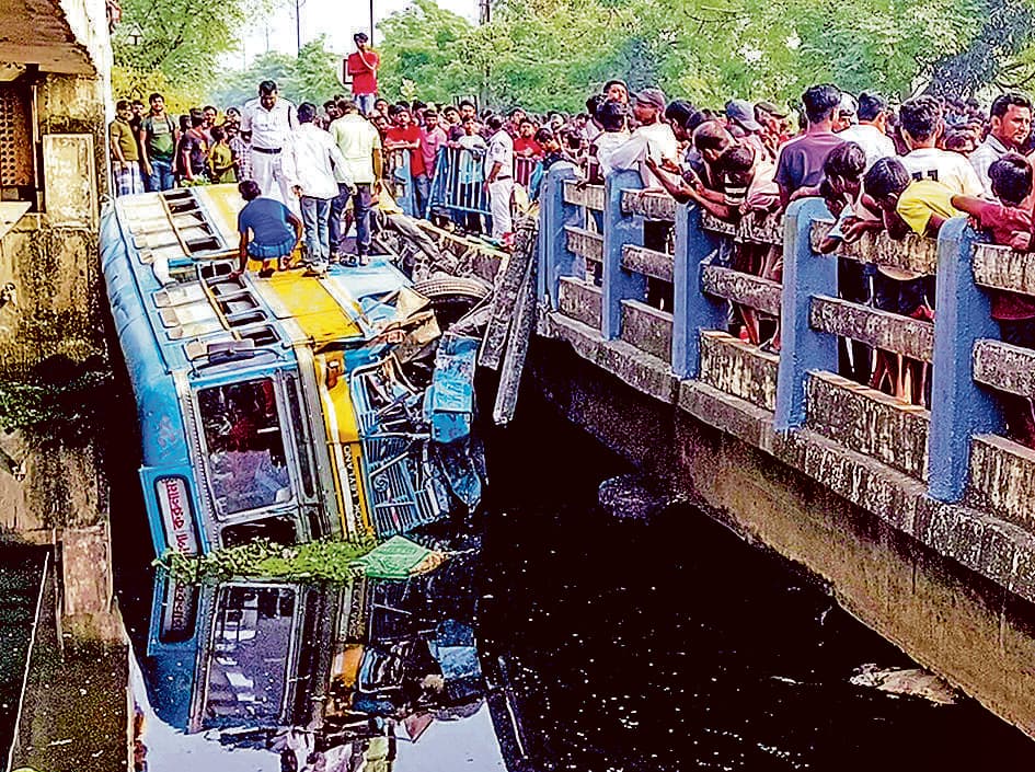 राजारहाट : खाल में गिरी अनियंत्रित बस, 50 यात्री जख्मी