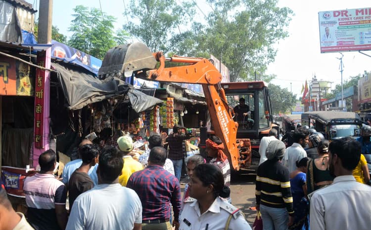 Dhanbad News: अभियान चलाकर स्टेशन रोड से हटाया गया अतिक्रमण