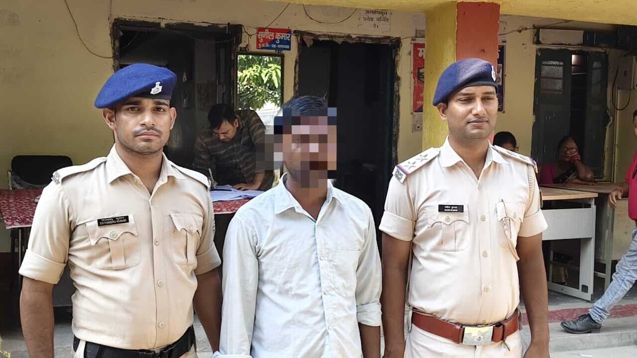 Motihari: महिला के गले से चेन स्नेचिंग करते बदमाश धराया