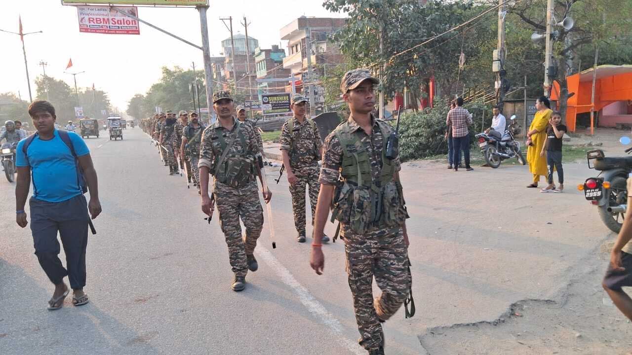 चुनाव को लेकर पुलिस अलर्ट, शहर किया फ्लैग मार्च