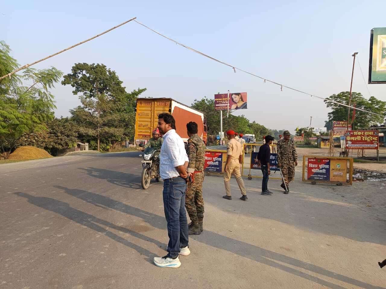 Motihari: चुनाव कर्मियों के लिए इंतजाम तेज, बंजरिया में 60 वाहन कोषांग में हुए जमा