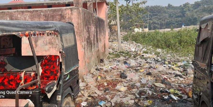 बाजार में शौचालय व स्वच्छ पानी की कमी से आमजन परेशान