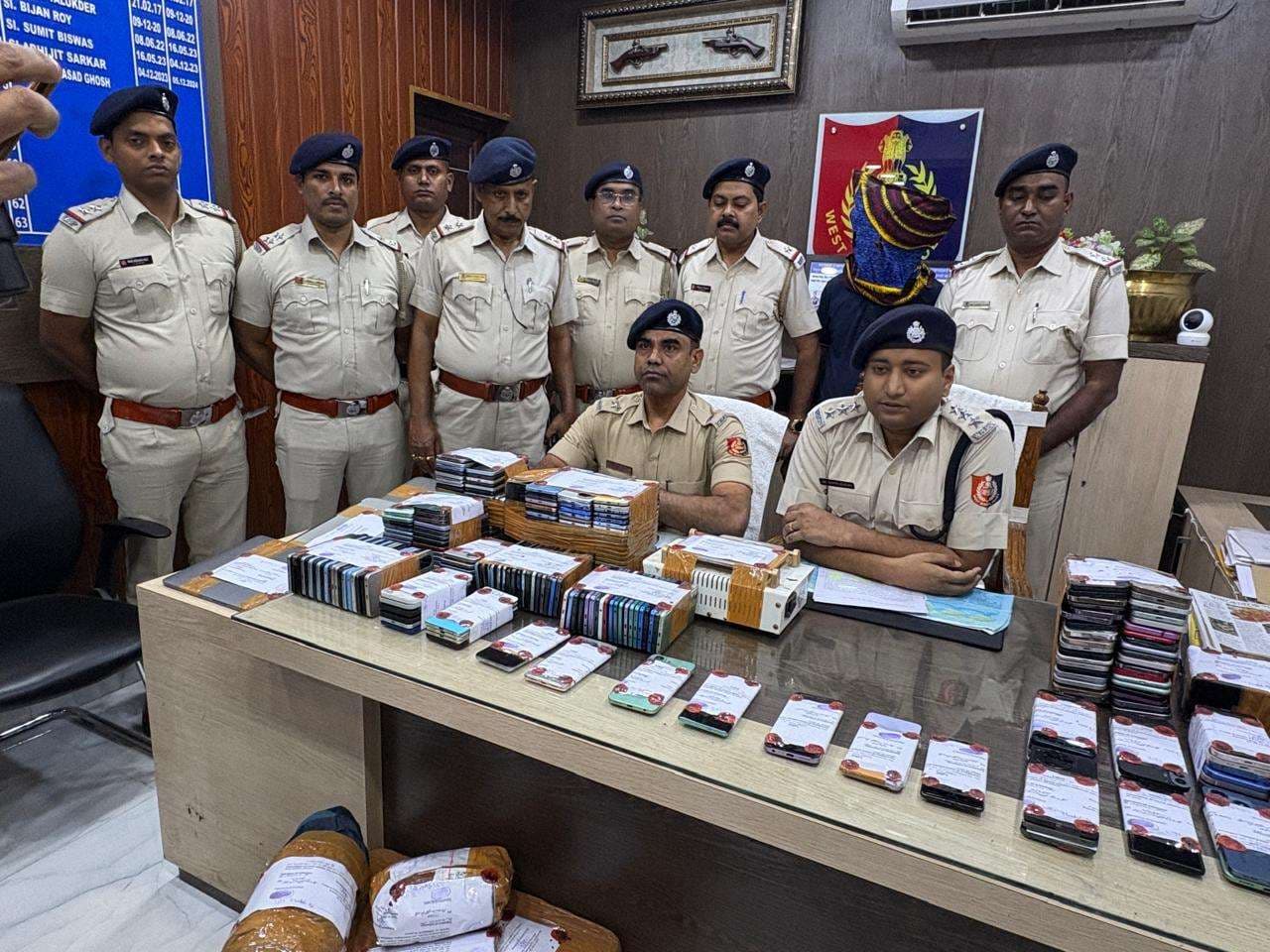 305 मोबाइल के साथ एक व्यक्ति गिरफ्तार