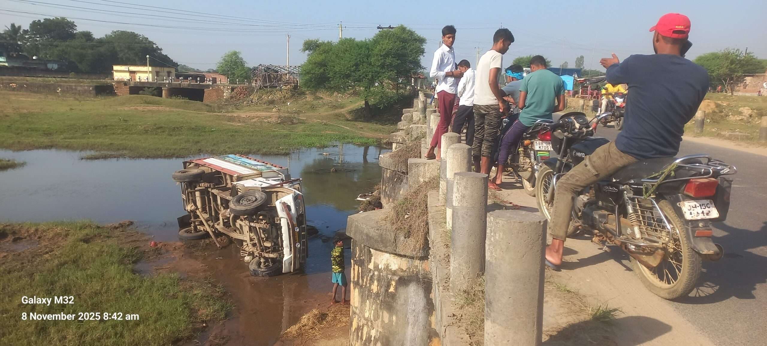 पिकअप के धक्के से एक व्यक्ति जख्मी, गाड़ी पलट कर नदी में गिरी