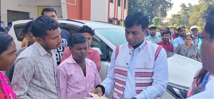 डीसी ने तमाड़ ब्लॉक कार्यालय में किया औचक निरीक्षण