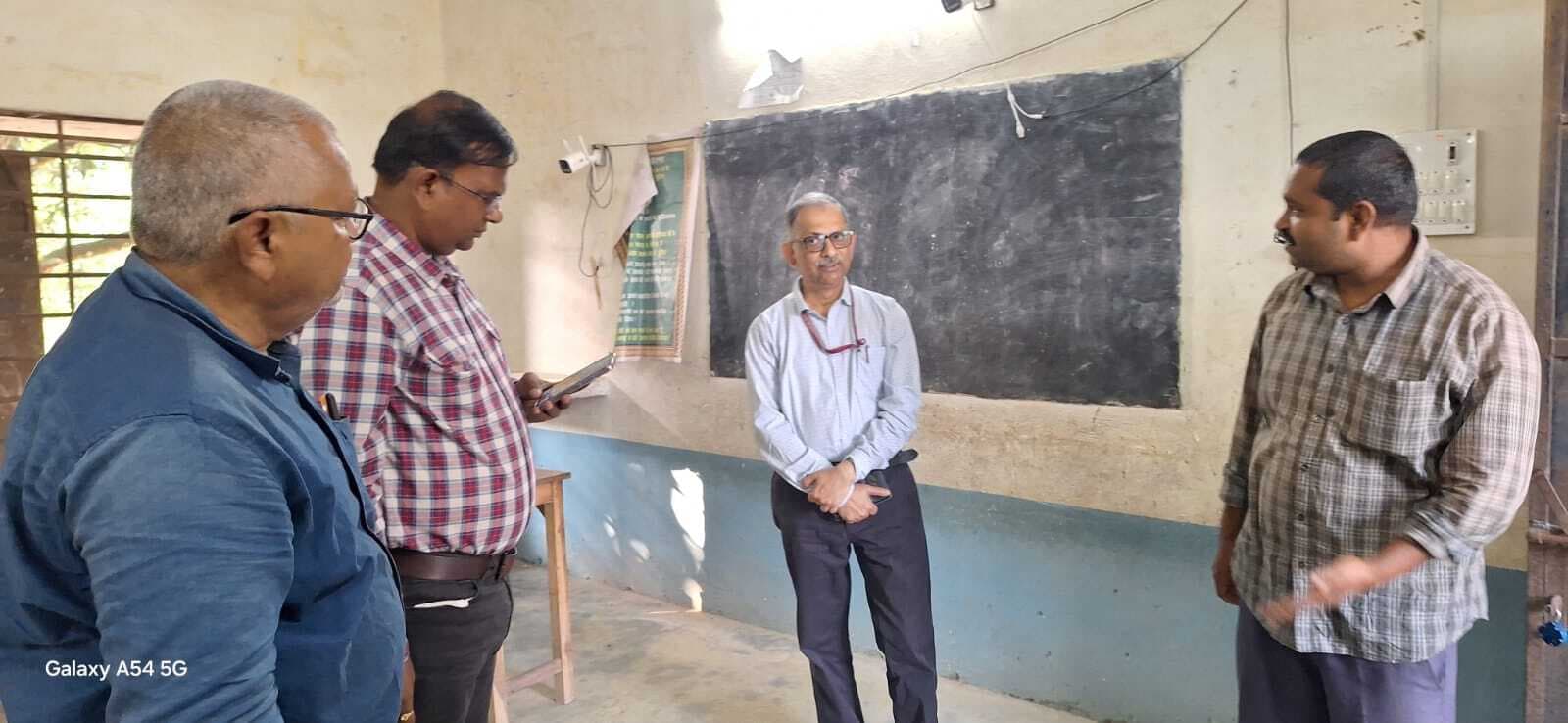 ऑब्जर्वर ने मतदान केंद्रों का किया निरीक्षण, दिए कई निर्देश