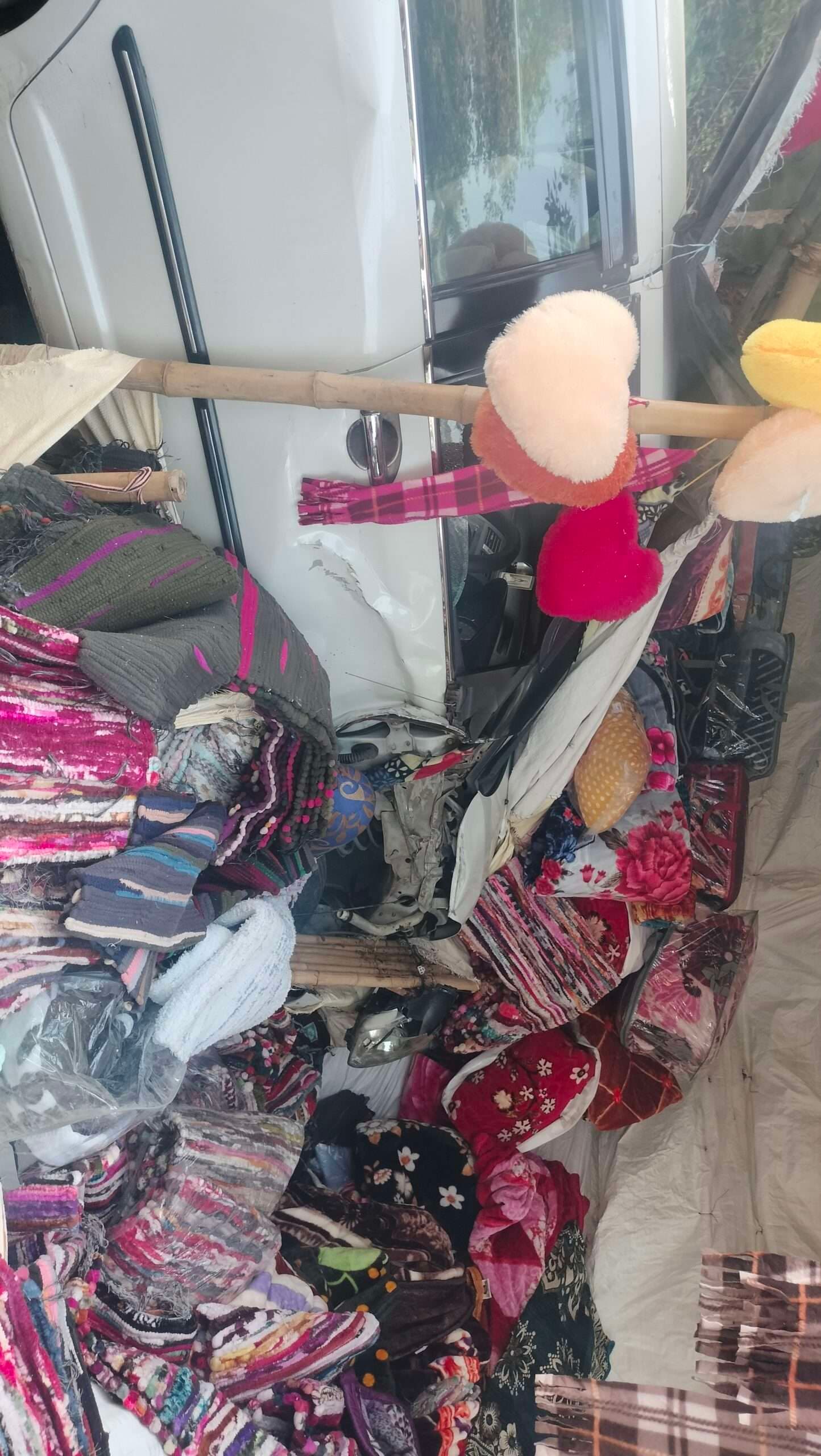 ट्रैक्टर से टकरायी कार कंबल दुकान में घुसी