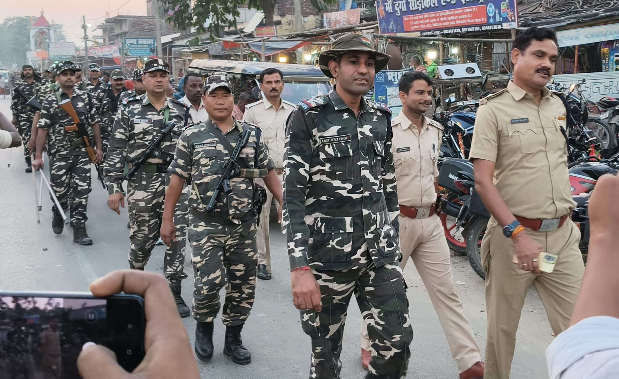 चुनाव को लेकर किया गया फ्लैग मार्च