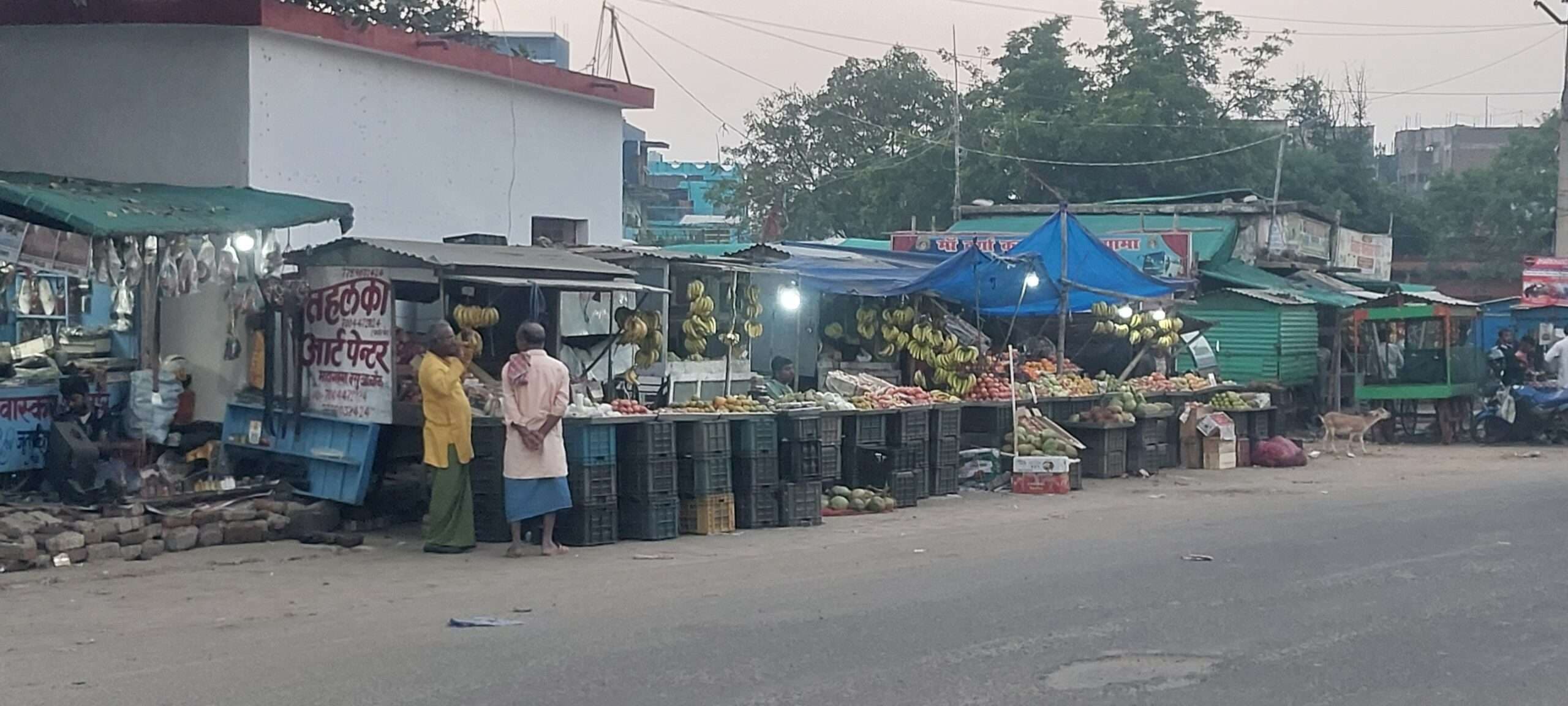 सड़क के अतिक्रमण से राहगीरों व वाहन चालकों को परेशानी