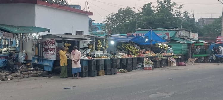 सड़क के अतिक्रमण से राहगीरों व वाहन चालकों को परेशानी