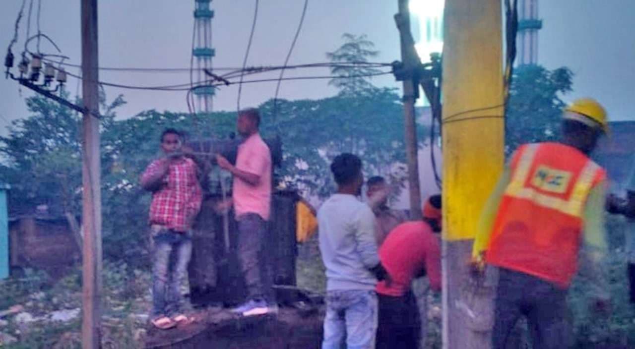 सुरेंद्रनाथ पांडेय के प्रयास से बदला गया जला ट्रांसफॉर्मर