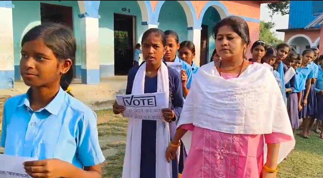 मीना मंच से जुड़ी छात्राओ ने चलाया मतदाता जागरूकता अभियान