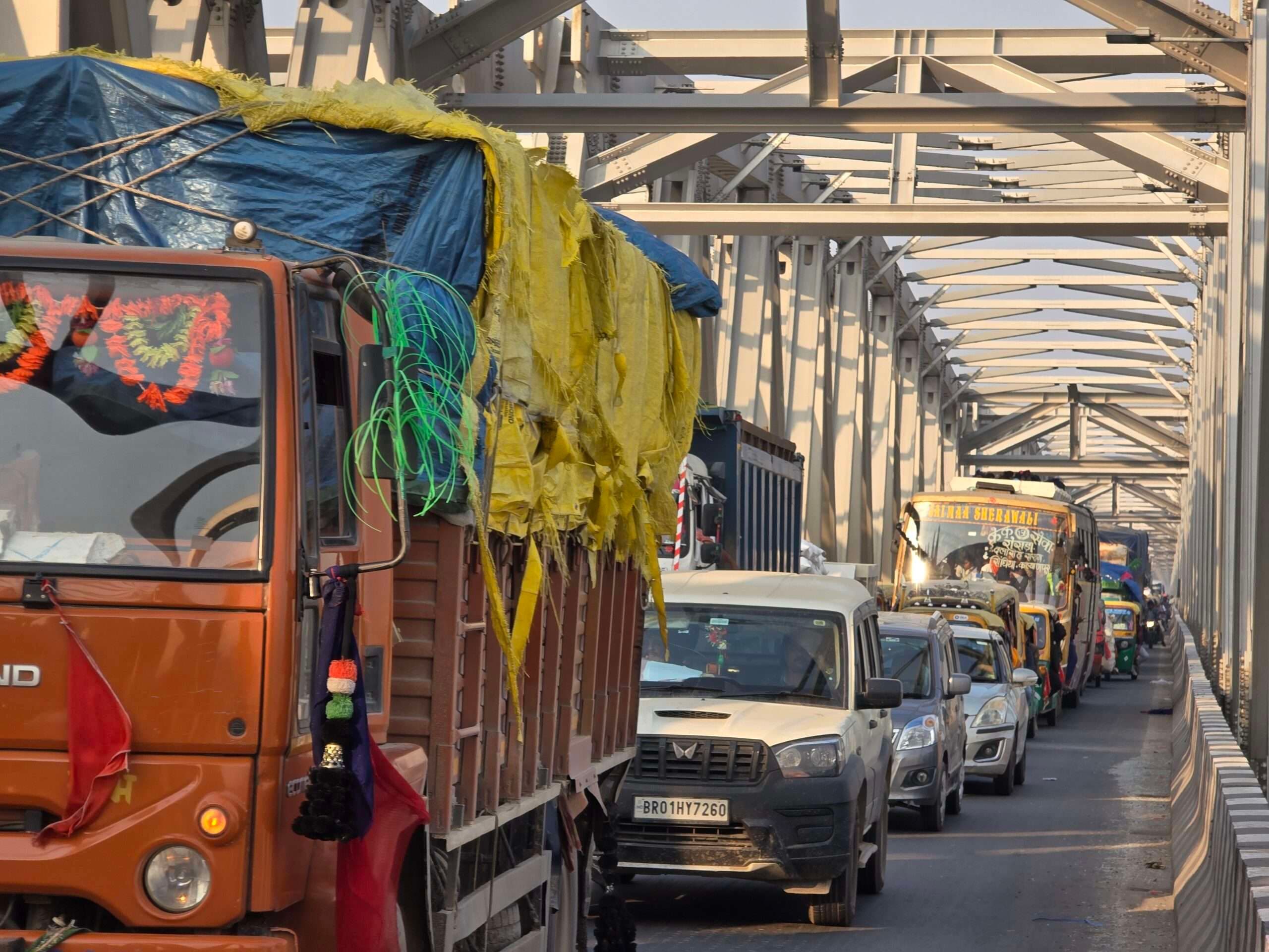 hajipur news. महात्मा गांधी सेतु पर तीन ट्रक आपस में भिड़े, लगा भीषण जाम