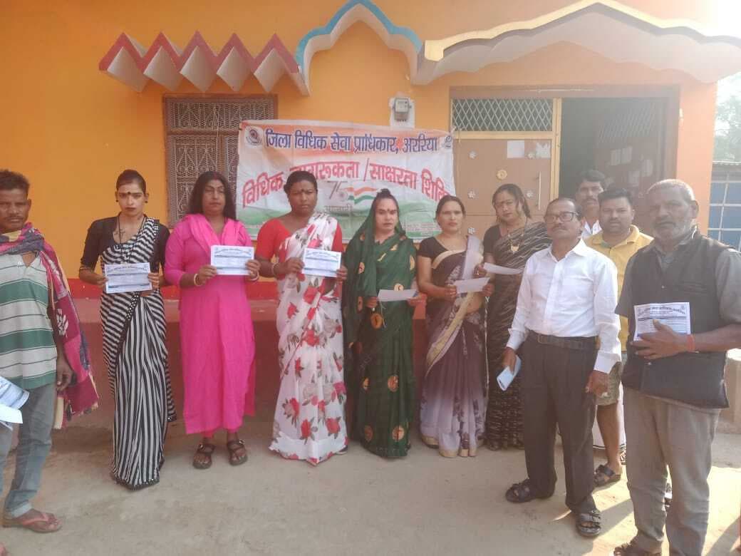 शिविर में ट्रांसजेंडरों को दी विधिक जानकारी