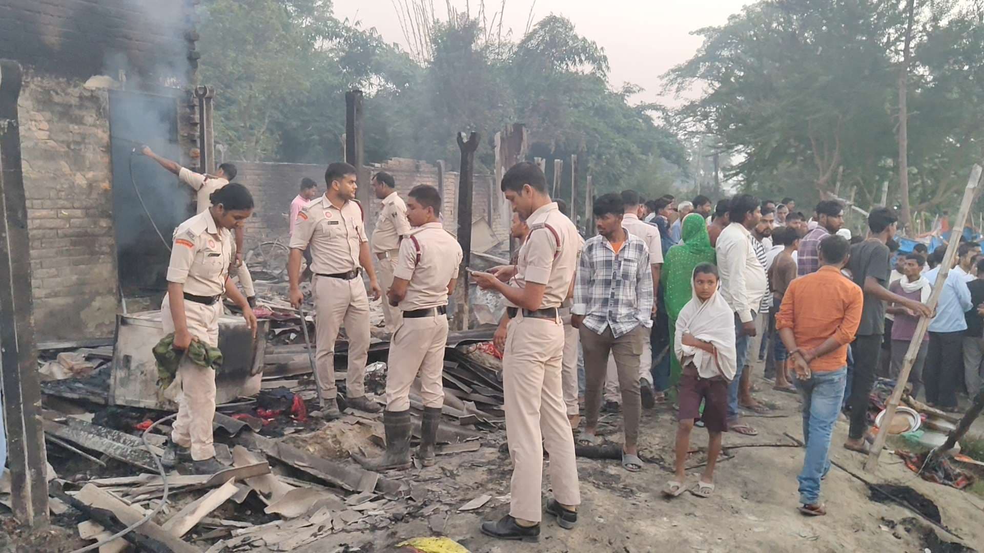 hajipur news. प्रतिबंधित मांस मिलने पर कारोबारी की झोपड़ी में लगायी आग, सिलिंडर फटने से कई घर जले