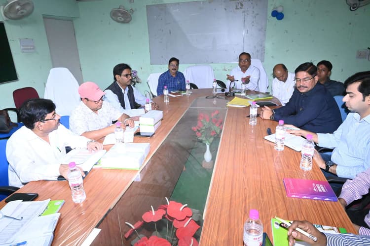 Deoghar news : अनुमंडल अस्पताल के उपाधीक्षक और पालोजोरी सीएचसी प्रभारी के एक दिन का वेतन काटने का आदेश