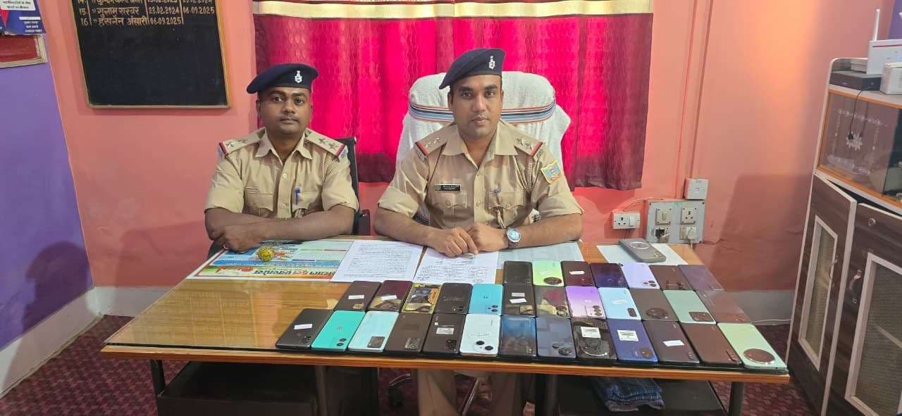 रिपेयरिंग दुकान से चोरी के 32 मोबाइल जब्त, आरोपी फरार