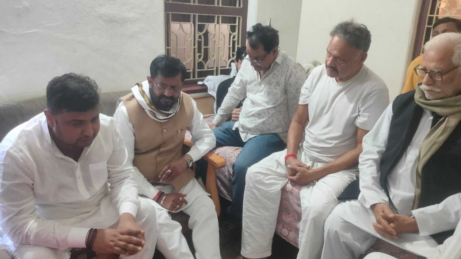 गुलनी कुशाहा गांव के दुर्गेश सिंह की सड़क हादसे में दिल्ली में मौत