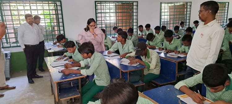 विद्यार्थियों को टेस्ट में अनिवार्य रूप से उपस्थित करायें : डीसी