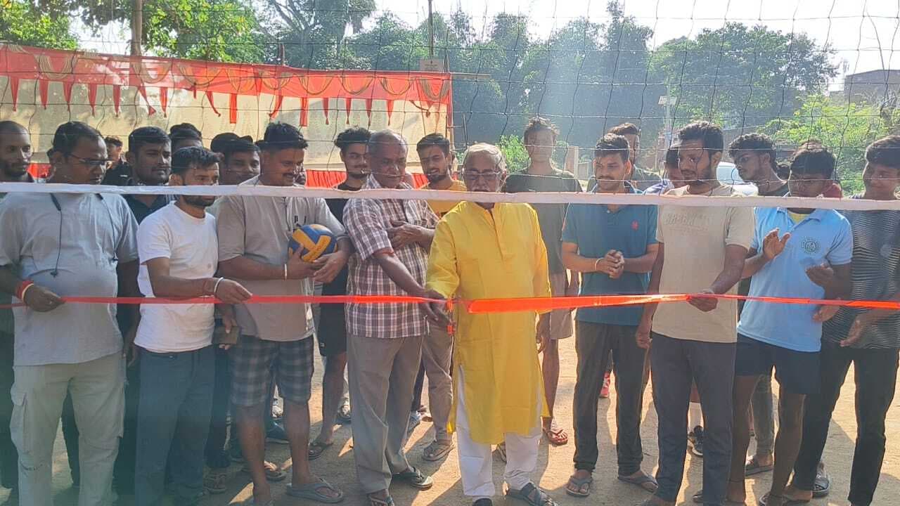 वॉलीबॉल प्रतियोगिता : बिहार-झारखंड की 16 टीमों के बीच हो रहा रोमांचक मुकाबला