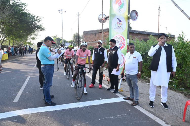 Deoghar news : देवघर में दो दिवसीय राज्य स्तरीय साइक्लिंग चैंपियनशिप शुरू, 20 जिलों के 200 खिलाड़ियों ने लिया भाग
