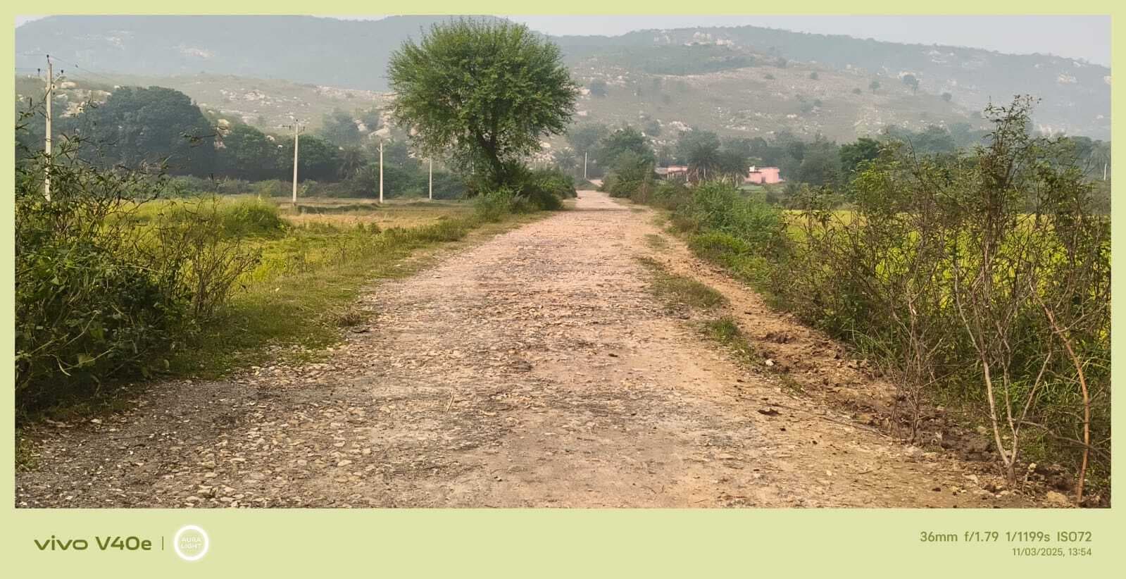 सड़क निर्माण योजना का लगा बोर्ड, पर अधूरा रह गया सड़क निर्माण