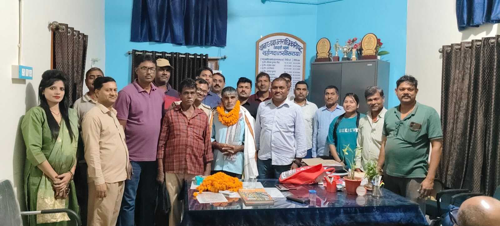 थानाध्यक्ष ने गाड़ी चलाकर सेवानिवृत्त चौकीदार को पहुंचाया घर