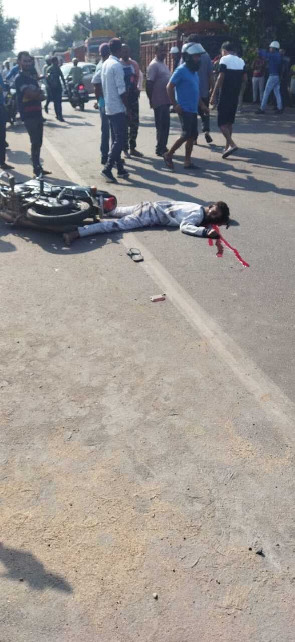 Seraikela Kharsawan News : ट्रेलर के धक्के से सैलून संचालक की मौत, सड़क जाम