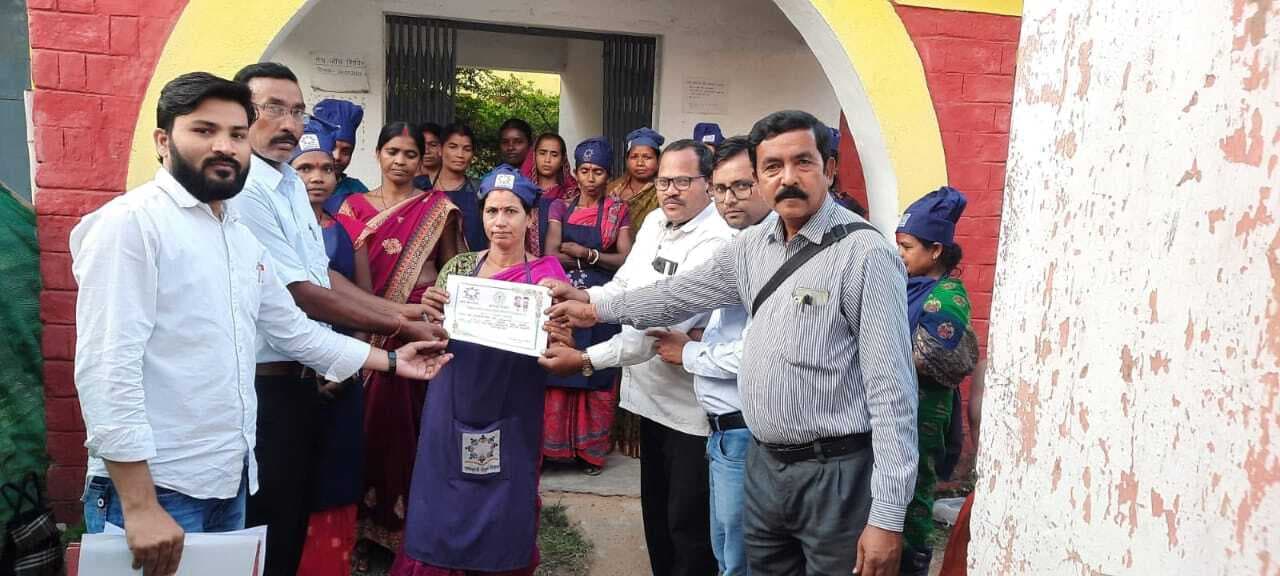 Seraikela Kharasawan News : चौका : कुकिंग प्रतियोगिता में गीता प्रथम व समना द्वितीय