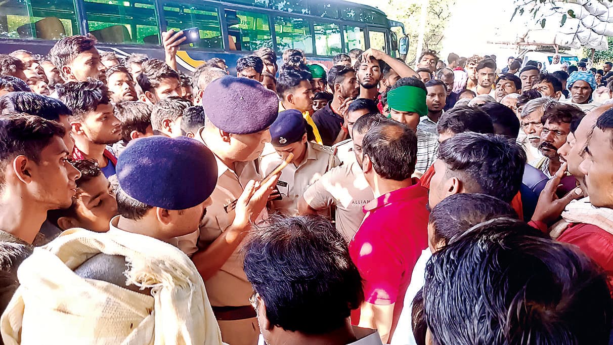 Bhojpuri News : अज्ञात वाहन की चपेट में आने से वृद्ध की मौत, जाम