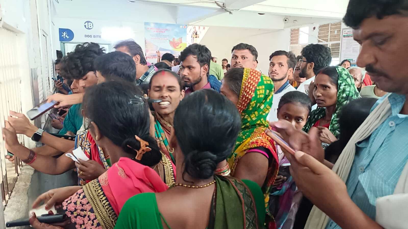 Madhubani News : पछिया हवा की रफ्तार ने बढ़ाई ठंड, सर्दी खांसी बुखार के मरीजों बढ़ी संख्या